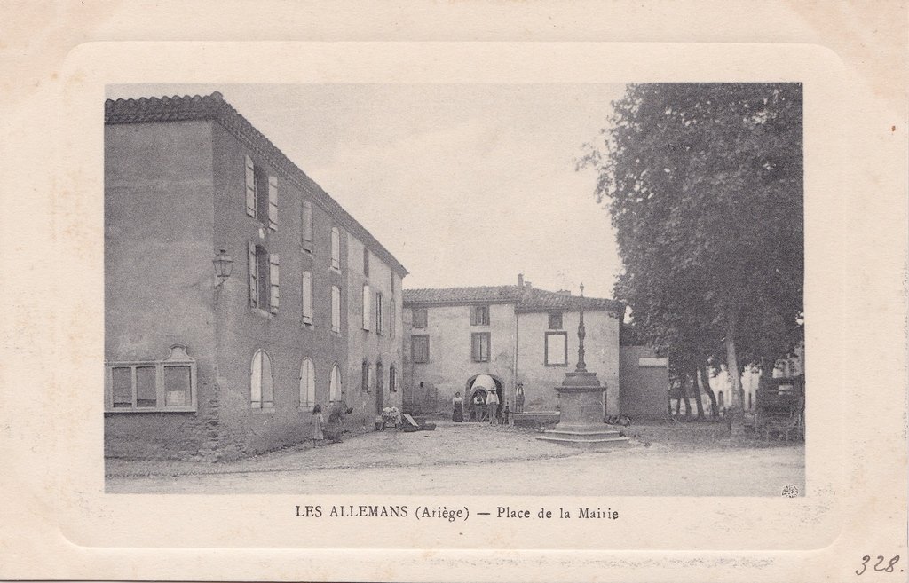 Les Allemans - Place de la Mairie.jpg