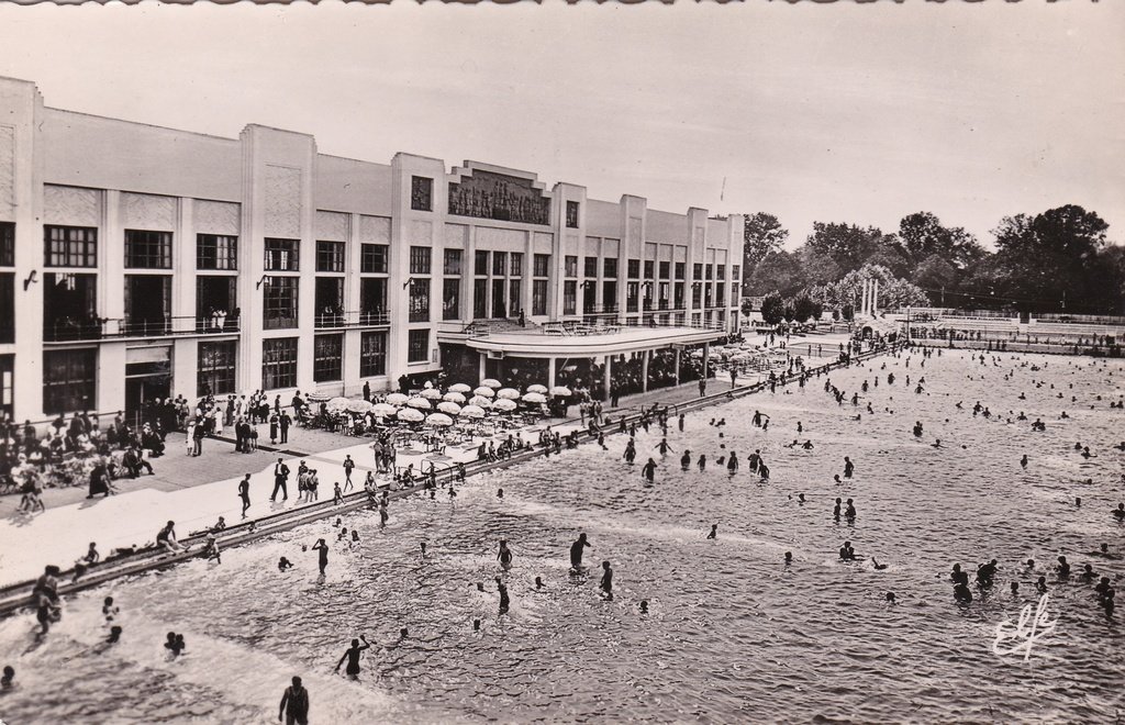 Toulouse - Piscine Municipale. Terrasse et Grand Bassin.jpg