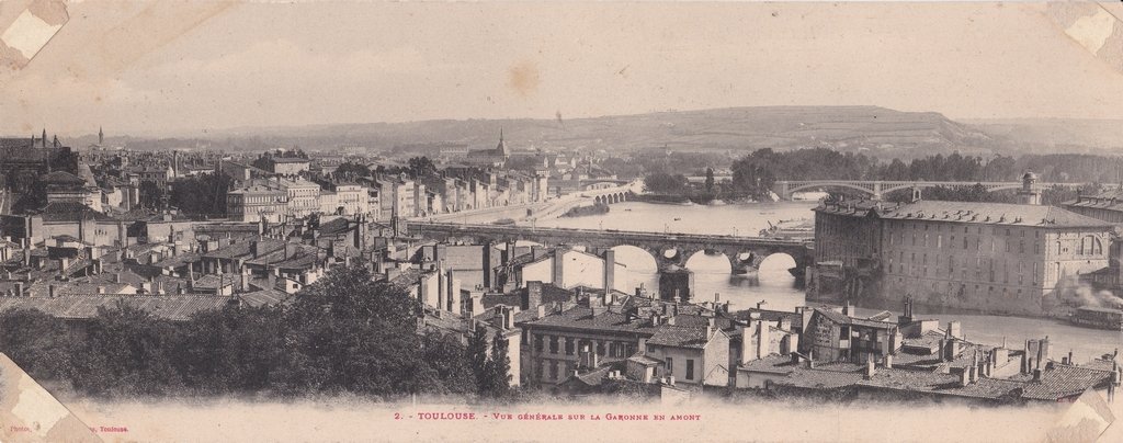 Toulouse - 2 - Vue générale sur la Garonne en amont.jpg
