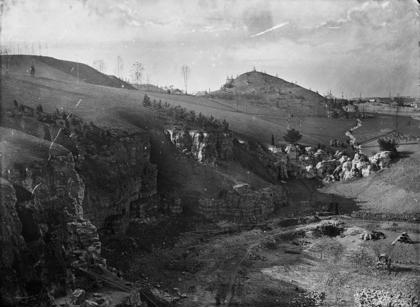 04 Commencement des travaux de transformation sur la Butte de Chaumont (cliché Charles Marville 1865).jpg