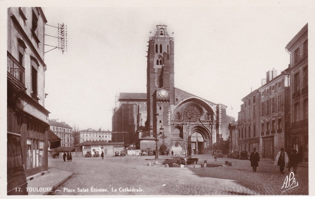 Toulouse - Place St-Etienne - La Cathédrale 2.jpg