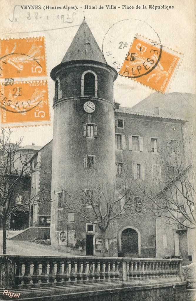 05-Veynes - Hôtel de Ville - Place de la République.jpg