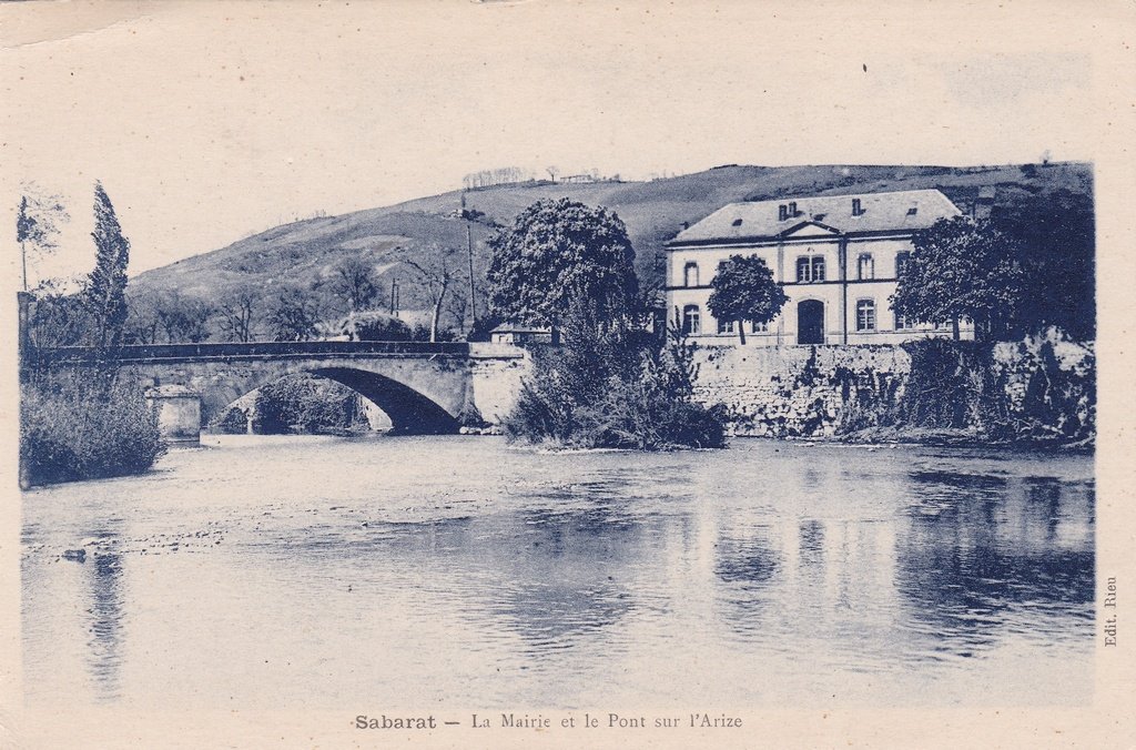 Sabarat - La Mairie et le Pont sur l'Arize.jpg