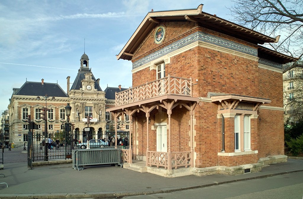 Parc des Buttes Chaumont Maison de Garde Armand Carrel 2.jpg