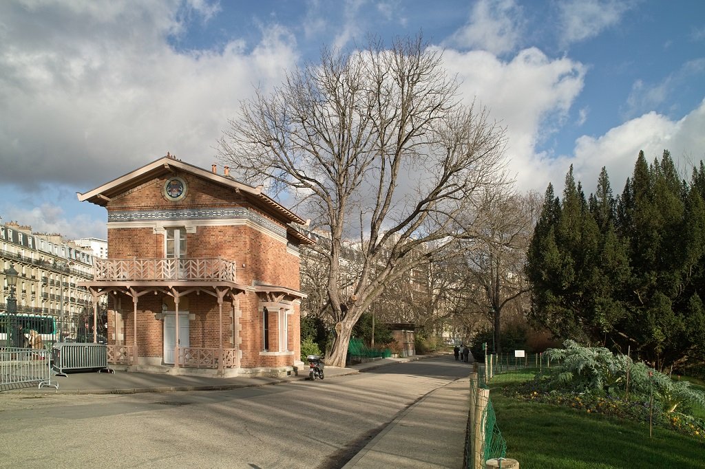 Parc des Buttes Chaumont Maison de Garde Armand Carrel.jpg