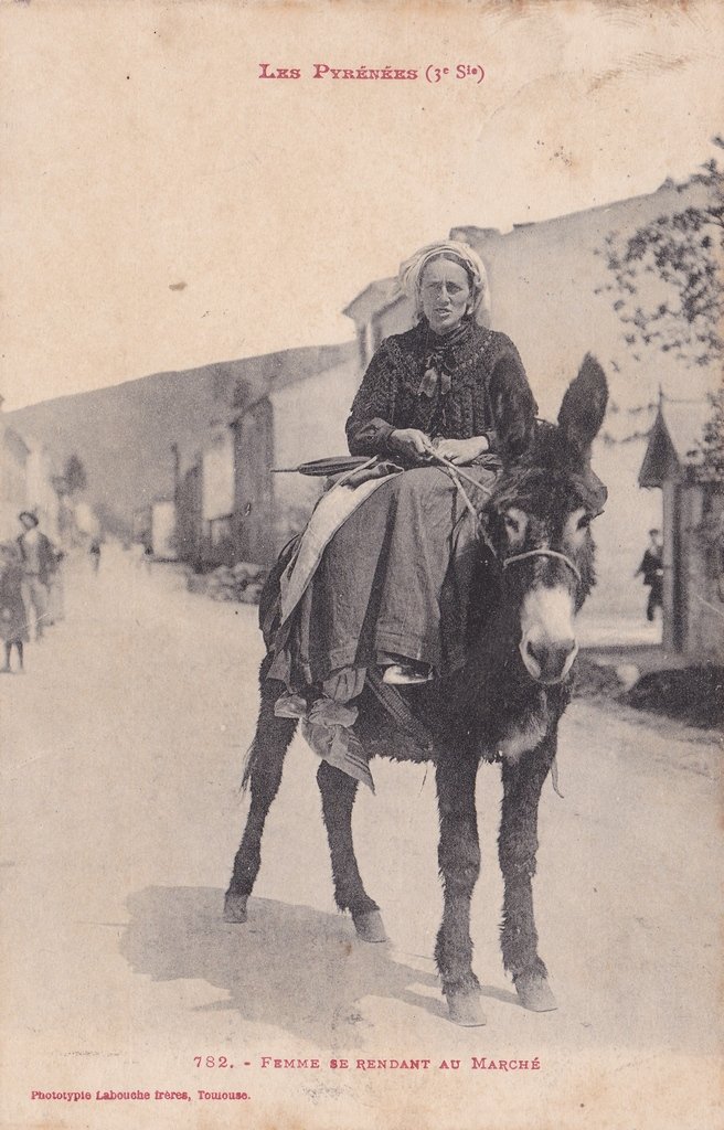 Pyrénées - Femme se rendant au marché.jpg