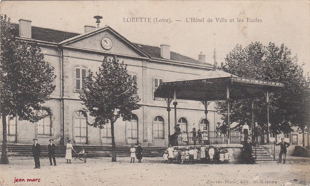 Lorette - L'Hôtel de Ville et les écoles (1916).jpg