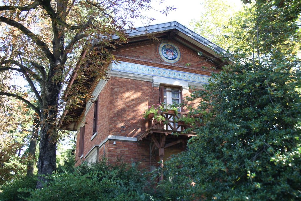 Parc des Buttes Chaumont Maison de Garde Crimée.jpg