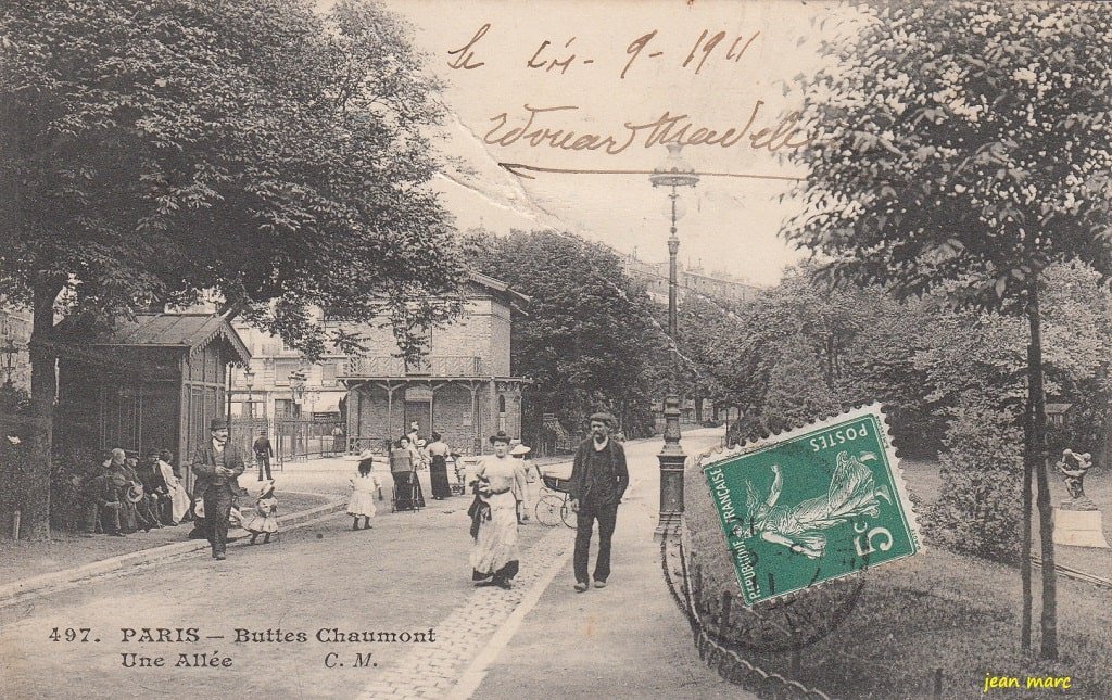 Buttes Chaumont - Une Allée - Entrée Place Armand Carrel (1911).jpg