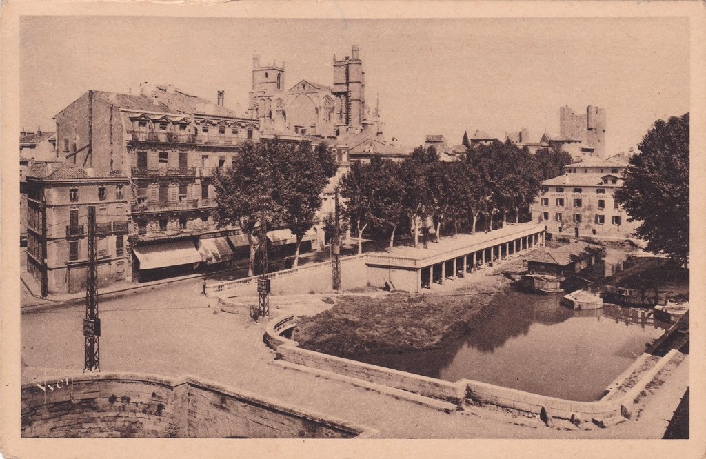 Narbonne - Le Canal et la Cathédrale Saint-Just.jpg