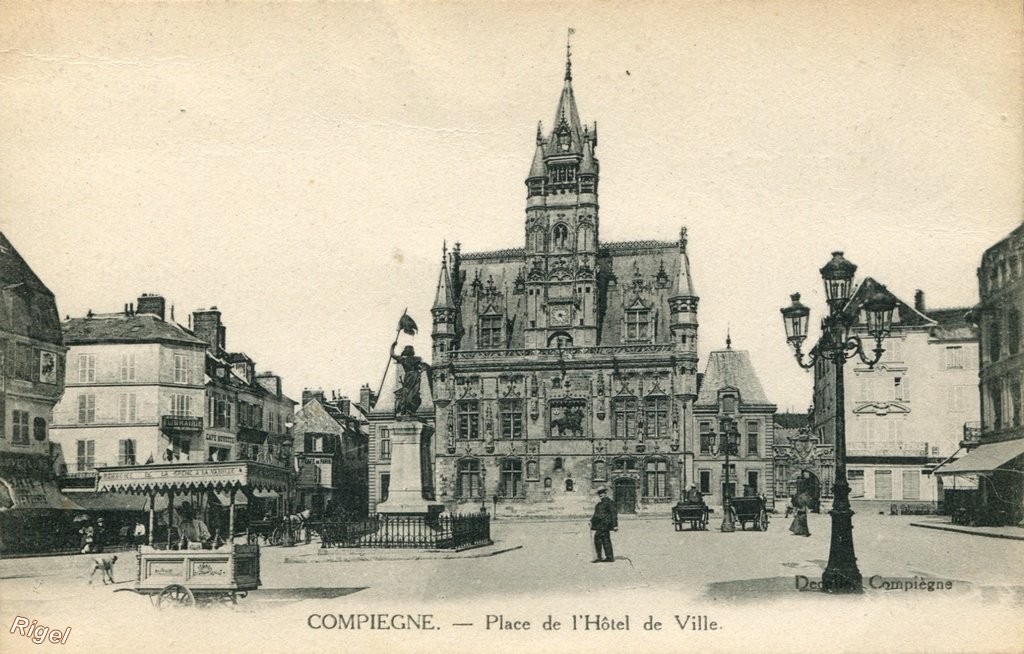 60-Compiègne - Place de l'Hôtel de Ville - Vendeur ambulant.jpg