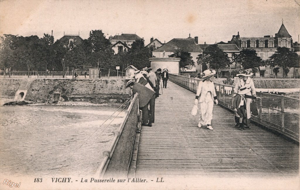 03-Vichy - Passerelle sur l'Allier.jpg