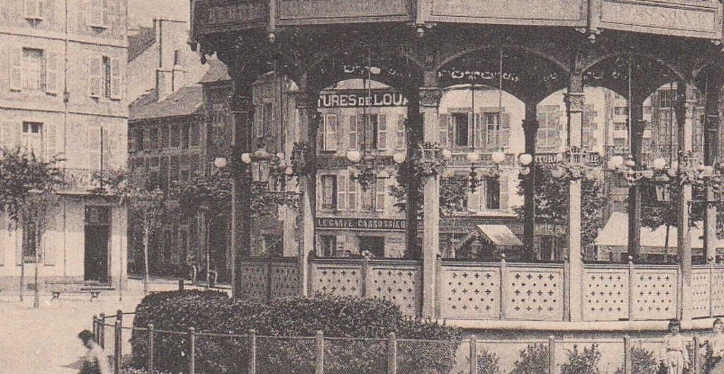 Lorient - Place Alsace-Lorraine (1907) détail agrandi Mme veuve Le Gorfe Carrosserie et louage de voiture.jpg