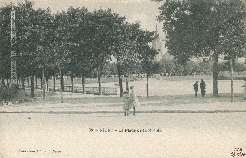 79-Niort-La-Place-de-la-Breche-98-Collection-Clouzot.jpg