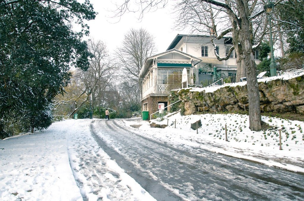 Les Buttes Chaumont enneigées 01.jpg