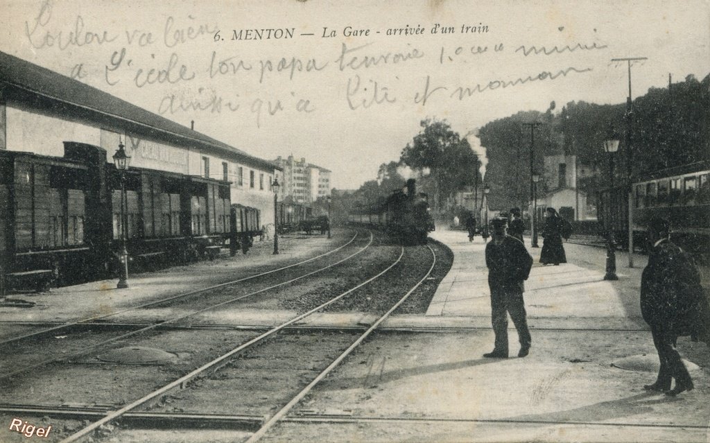 06-Menton- La gare - Arrivée d'un train.jpg