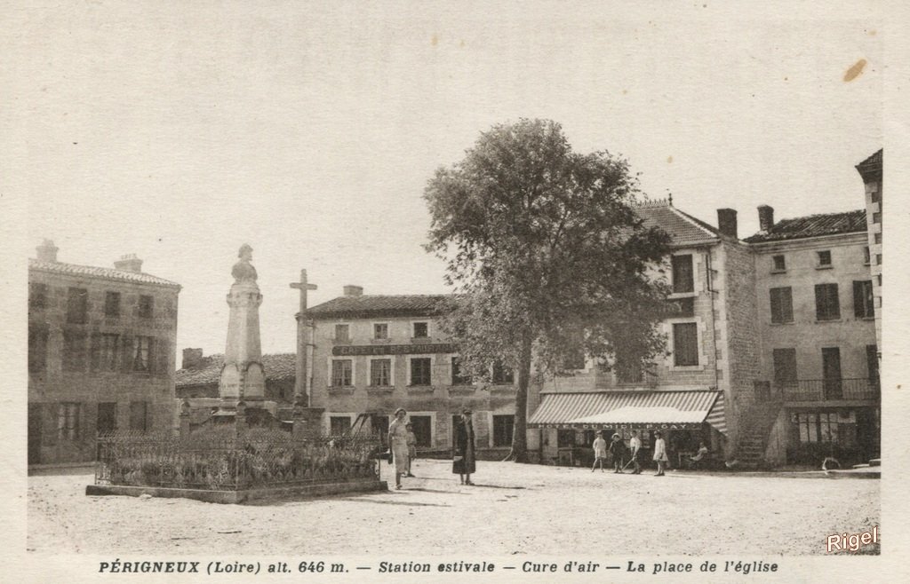 42-Périgneux - Place de l'Eglise.jpg