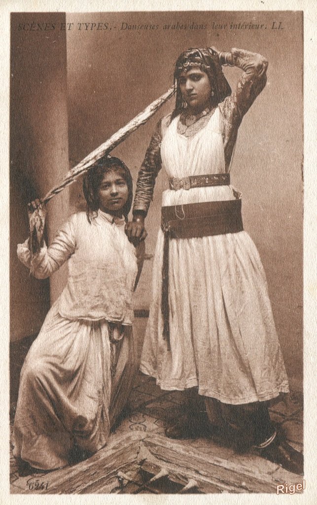 99-Scènes et types - Danseuses Arabes dans leur intérieur - 6241 LL.jpg