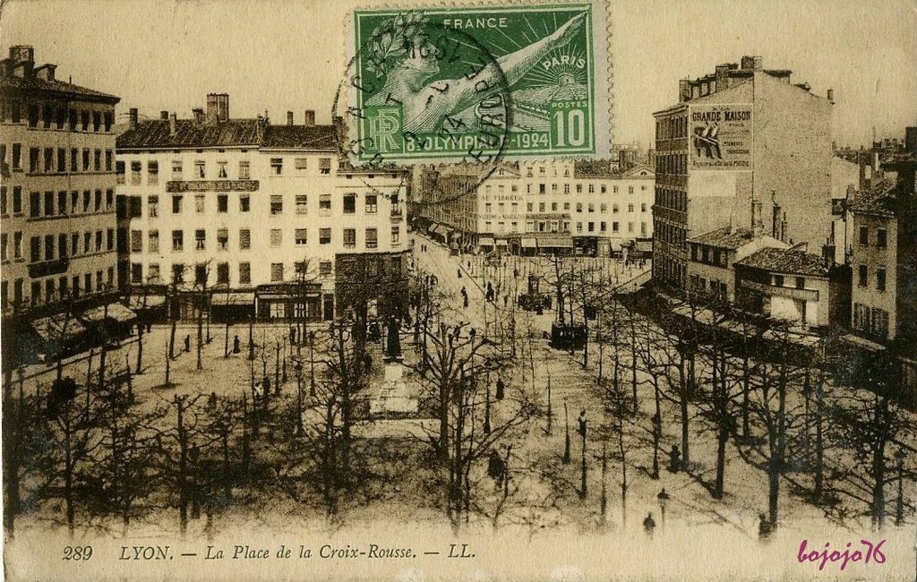 69-Lyon-Place de la Croix Rousse.jpg