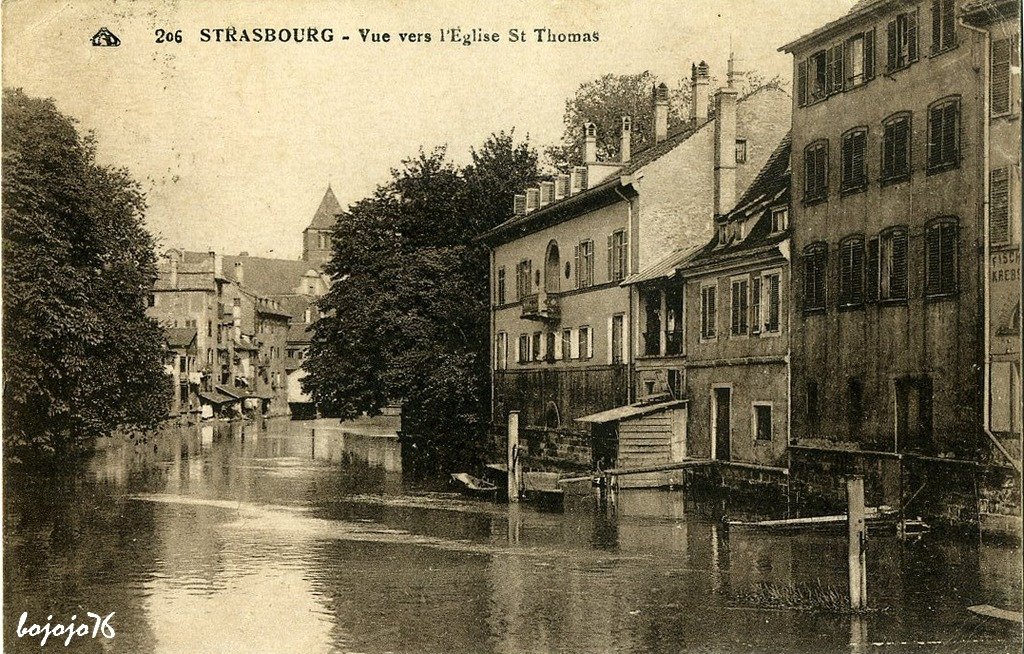 67-Strasbourg-Vue vers l'église St Thomas.jpg