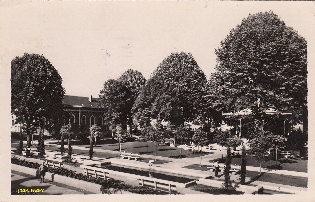 Lourdes - Jardin Public et Palais de Justice (1952).jpg
