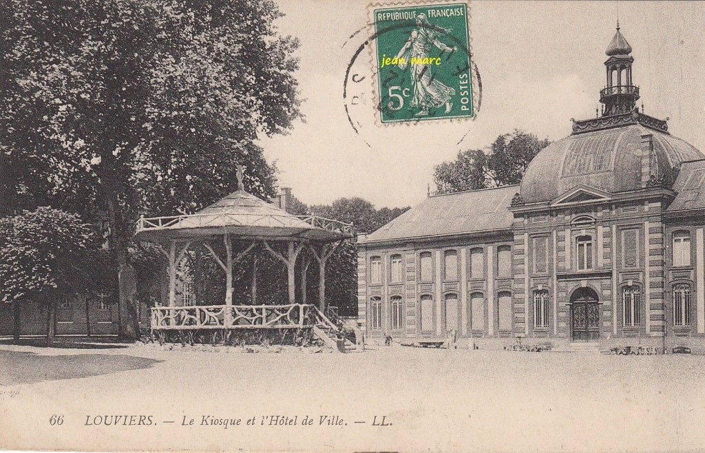 Louviers - Le Kiosque et l'Hôtel de Ville (en fait le Musée) (1911).jpg