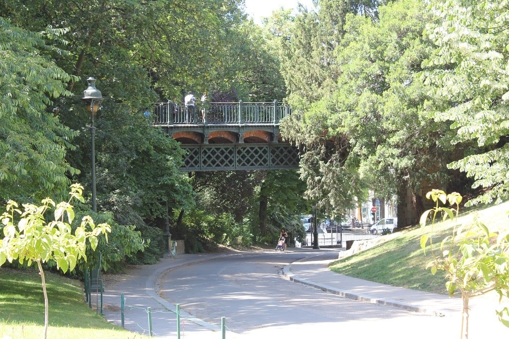 Parc des Buttes-Chaumont - Pont en fer 01.jpg