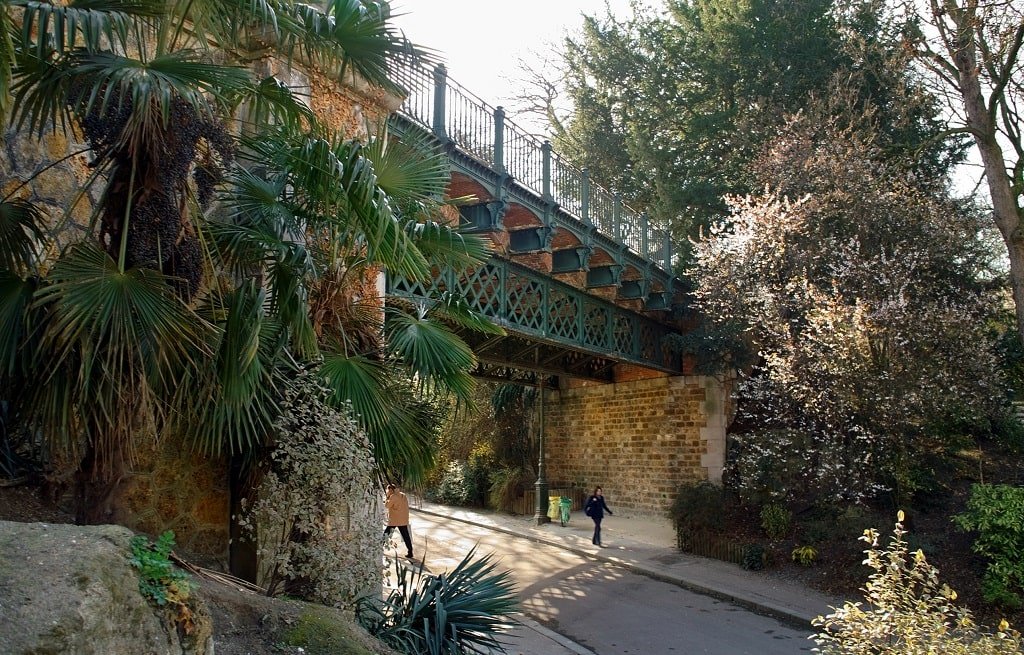 Parc des Buttes-Chaumont - Pont en fer 03.jpg