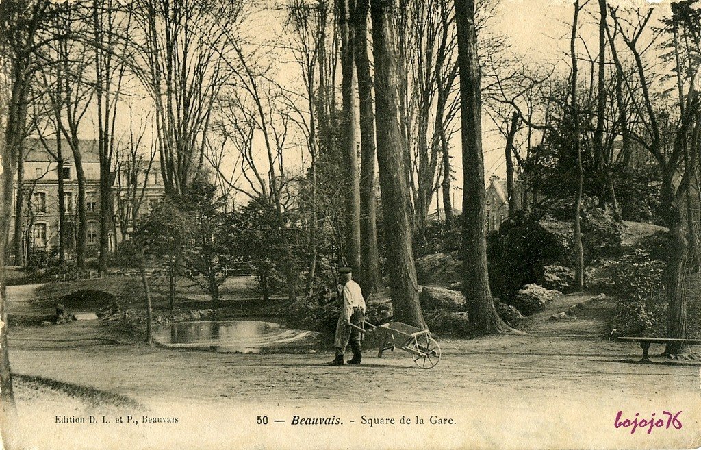 60-Beauvais-Square de la Gare.jpg