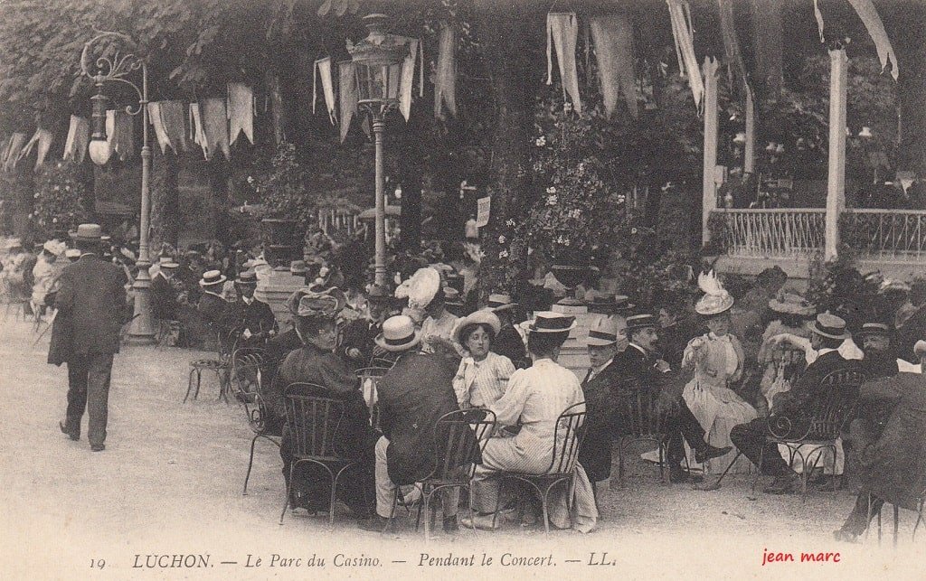 Luchon - Le Parc du Casino - Pendant le Concert.jpg