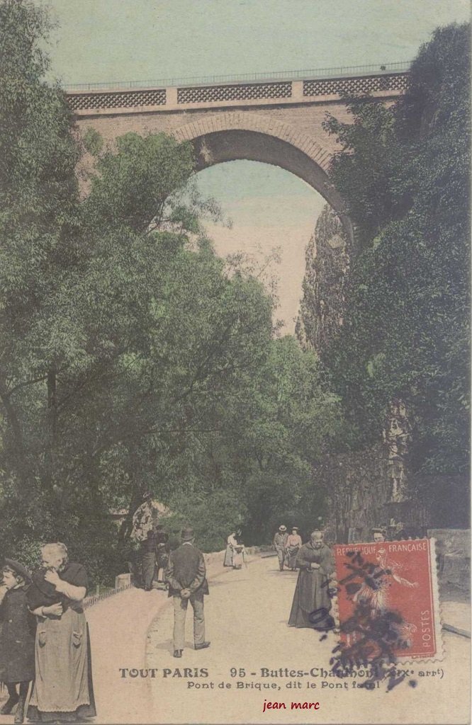 00 Les Buttes Chaumont - Pont de brique, dit le Pont fatal.jpg