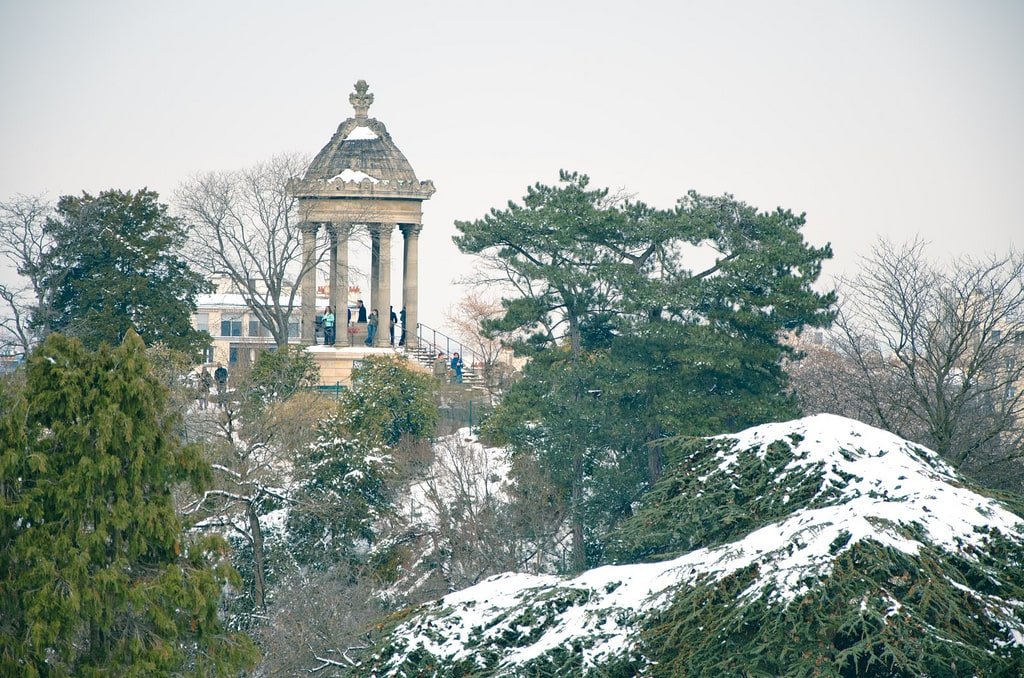 Les Buttes Chaumont enneigées 03.jpg