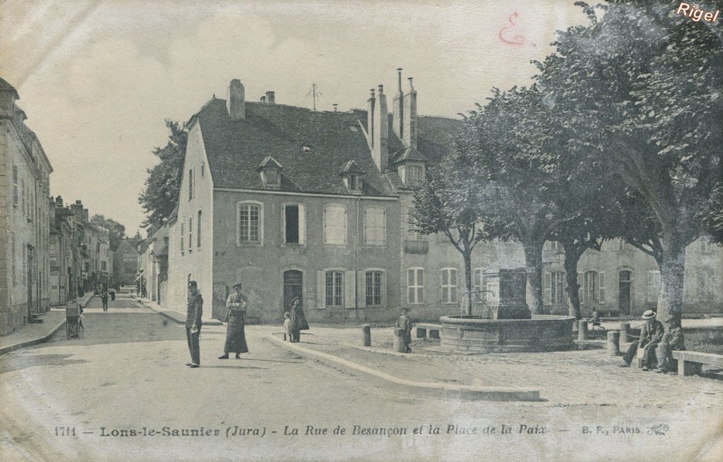 39-Lons-le-Saunier - La Rue de Besancon et la Place de la Paix - 1711 BF Paris.jpg