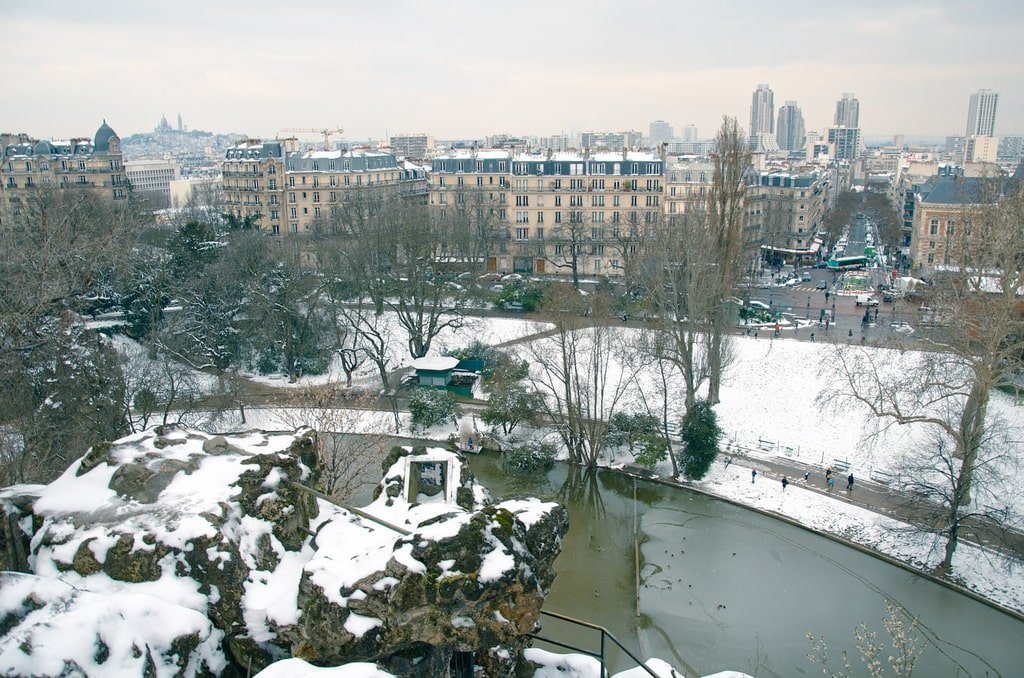 Les Buttes Chaumont enneigées 02.jpg