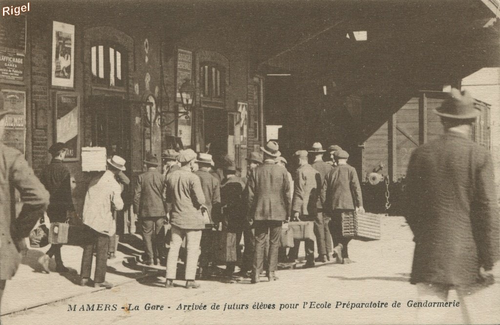 72-Mamers - La Gare - Arrivée Futurs élèves Ecole Gendarmerie _ pas d'éditeur.jpg