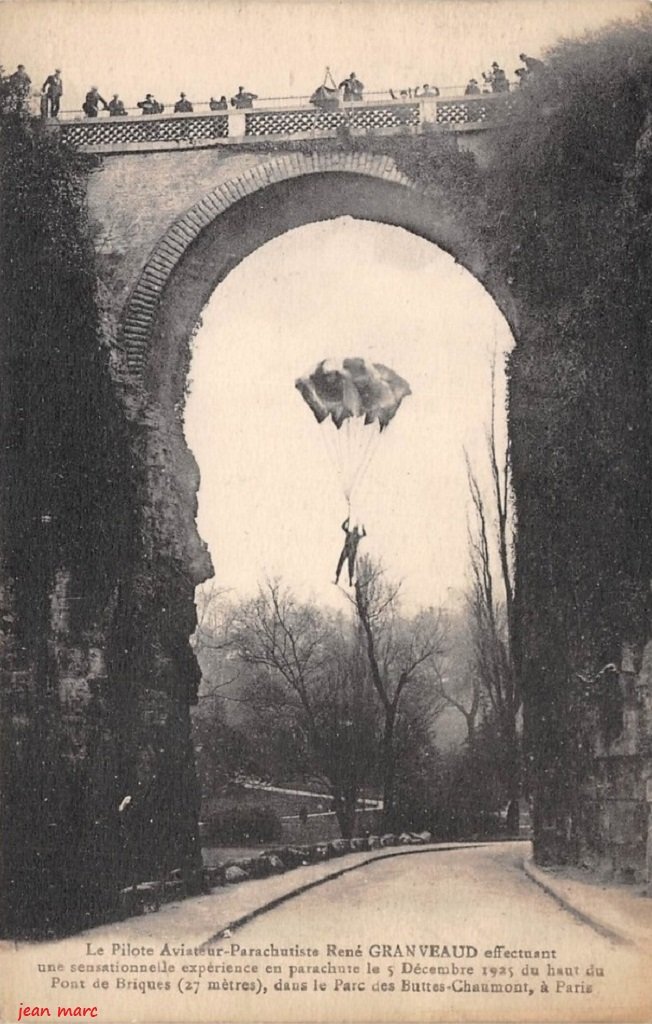 00 Buttes Chaumont - Le pilote-aviateurparachutiste René Granveau en parachute le 5 décembre 1925 du haut du pont de briques.jpg