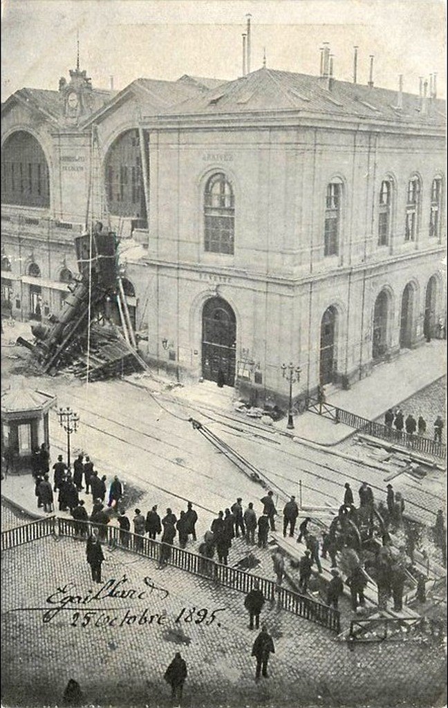 Cata-Paris gare Montparnasse 22-10-1895 (75).jpg