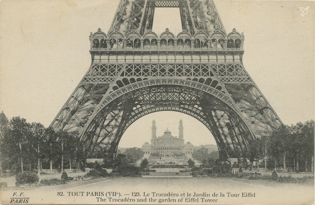Z - 82-123 - Le Trocadero ss la Tour Eiffel.jpg