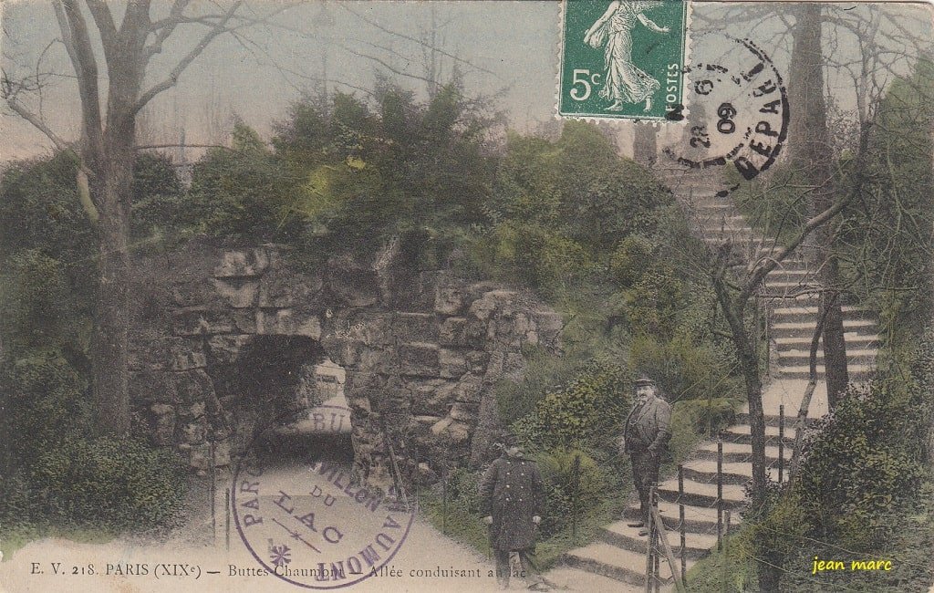 00 Buttes Chaumont - Allée conduisant au Lac (1909).jpg