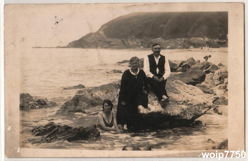 Plage et rochers d.JPG