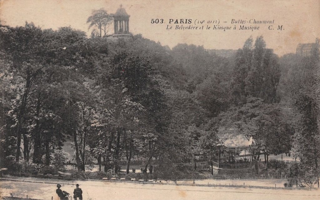 Buttes-Chaumont - Le Belvédère et le nouveau Kiosque à musique avant son éradication.jpg