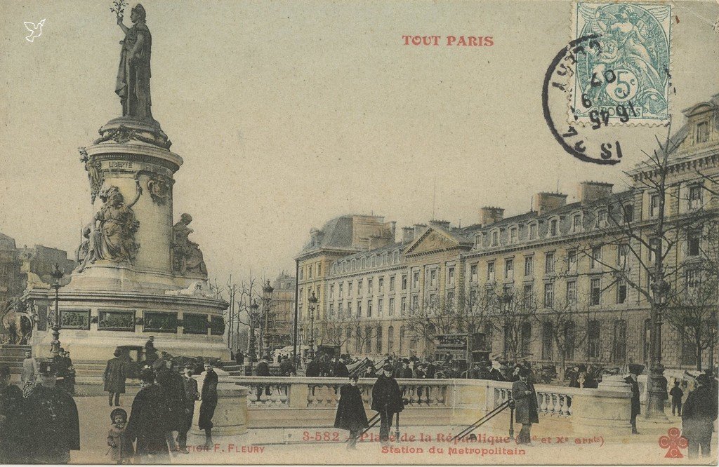 Z - 3-582 - Place de la République Station du Métropolitain.jpg