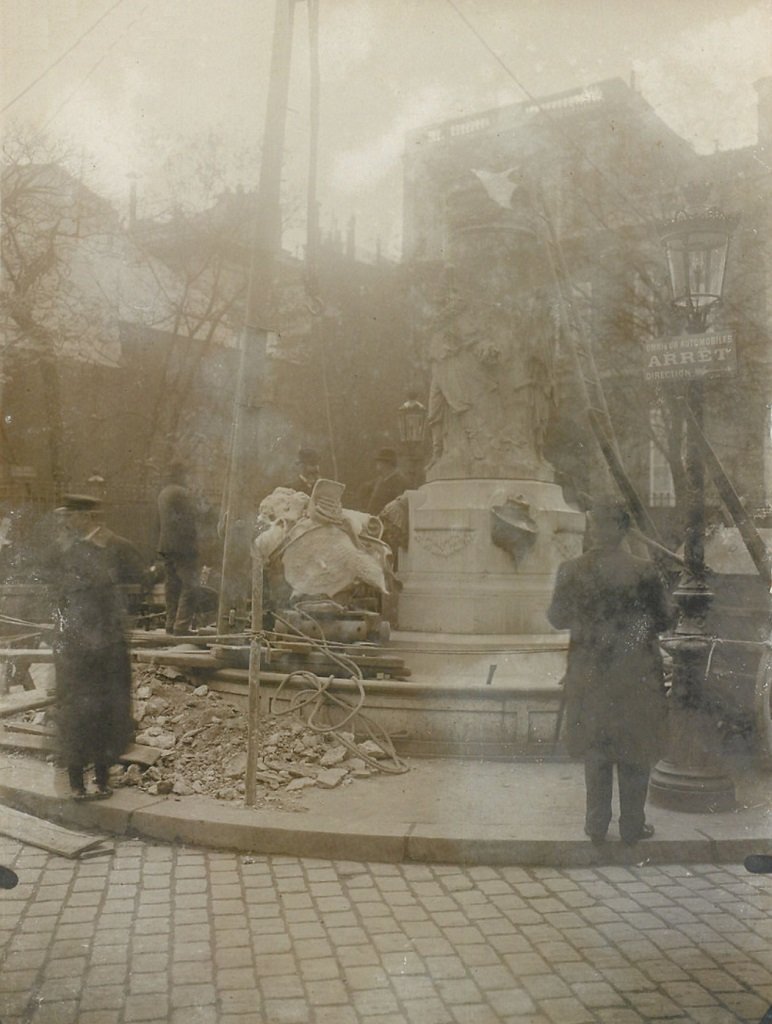 Démontage du monument Gavarni en 1907 pour aménagement ligne Nord-Sud.jpg
