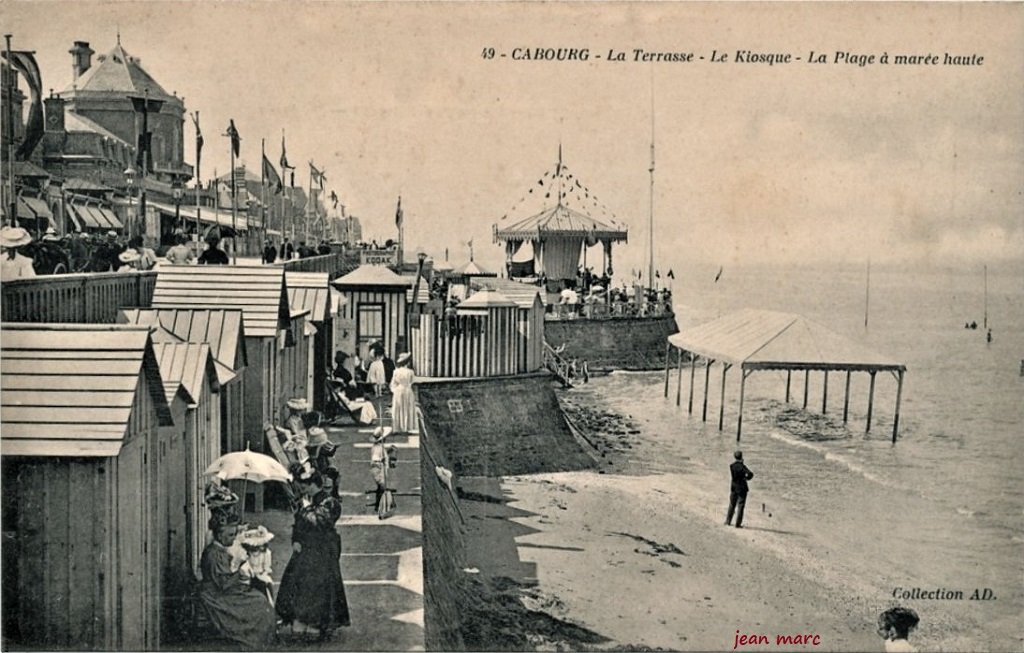 Cabourg - La Terrasse - Le Kiosque - La Plage à marée haute.jpg