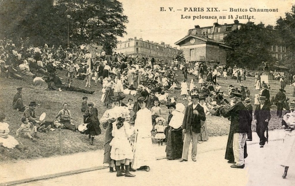 Paris - Buttes-Chaumont - Les Pelouses le 14 juillet.jpg