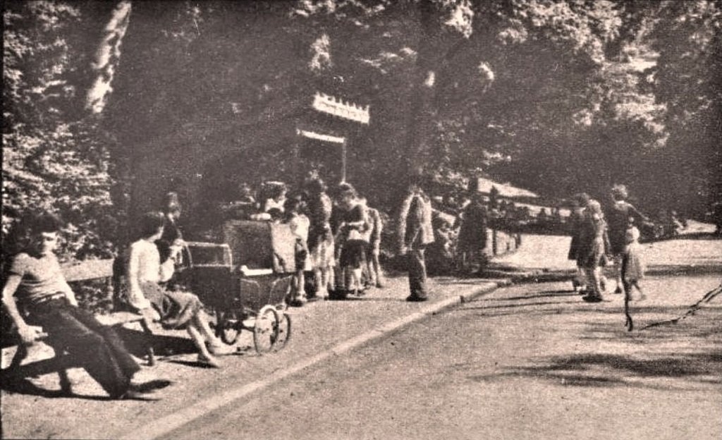 Buttes-Chaumont - La baraque à gaufre de Tognini en 1947.jpg