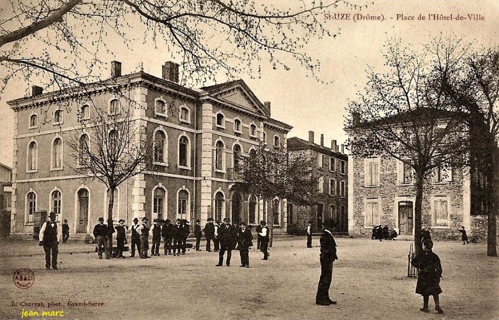 Saint-Uze - Place de l'Hôtel-de-Ville.jpg