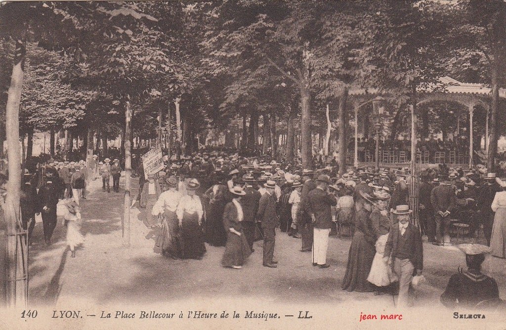 Lyon - La Place Bellecour à l'heure de la musique (1917).jpg