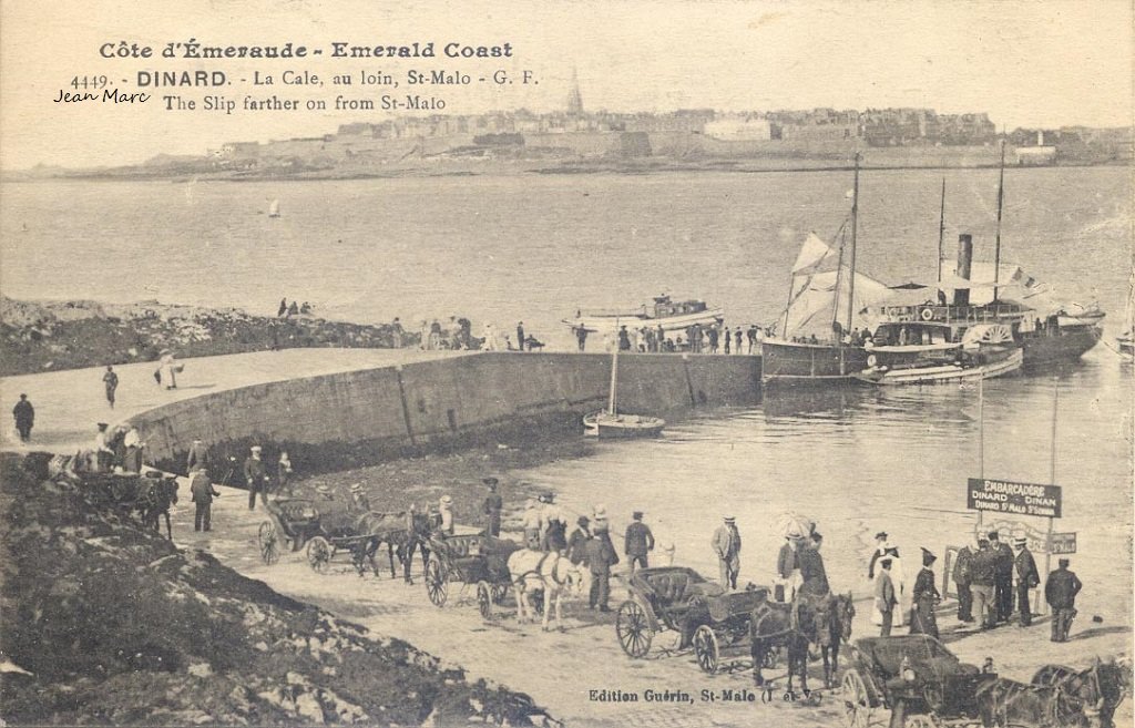 Dinard - La cale, au loin St Malo.jpg