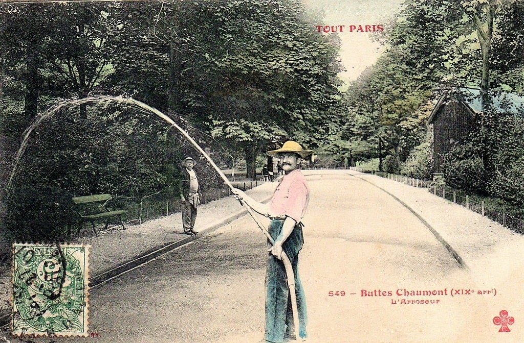 Tout Paris 549 Buttes Chaumont (XIXe arrt) L'Arroseur (Variete au pantalon bleu) (cliché Rigouard).jpg